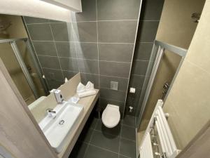 乔保克MAGNOLIA Room & Spa - ADULTS ONLY的一间带水槽和卫生间的浴室