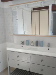 莱瑟佩瑟Les Trois Geais的浴室设有白色水槽和镜子