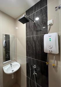 关丹KUANTAN BESERAH BUDGET HOTEL的一间带水槽和淋浴的浴室