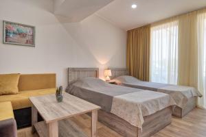 第比利斯New Tiflis Apartment Plekhanovi的酒店客房,设有两张床和一张沙发