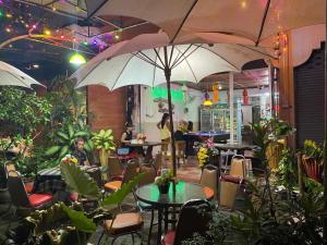 乔木提恩海滩Chai Ben guesthouse的一间带桌椅和遮阳伞的餐厅