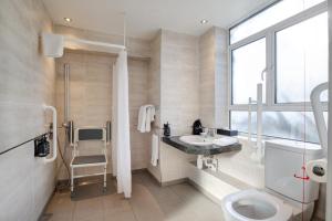 伦敦President Hotel的一间带卫生间、水槽和窗户的浴室