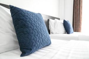 乌汶普莱梅维利知酒店的床上的蓝色枕头