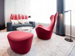 日内瓦日内瓦机场诺富特套房酒店的客厅配有红色椅子和沙发