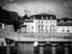 巴约讷巴约讷宜必思尚品酒店的一张黑白相间的建筑照片