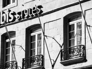 巴约讷巴约讷宜必思尚品酒店的一张黑白相间的建筑,窗户
