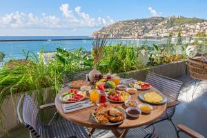 阿拉尼亚Büyük Hotel的阳台上的餐桌和食物,享有海景