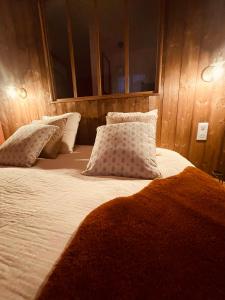 莫斯LA CABANE AFFRANCHIE的一间卧室配有带枕头的床