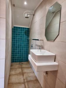 爱德华港Caribbean Estates Montego Bay 38的浴室设有白色水槽和镜子