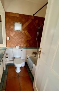 爱德华港Caribbean Estates Montego Bay 38的一间带卫生间和浴缸的浴室