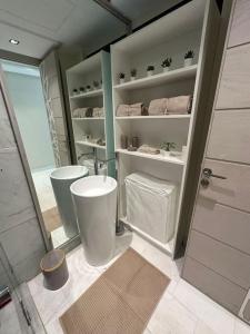 卡萨布兰卡Studio neuf confort bien placer的浴室设有2个白色水槽和淋浴。