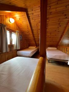 圣玛丽亚港Camping Playa Las Dunas的小木屋内一间卧室,配有两张床