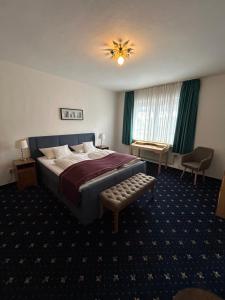 埃森法布里兹酒店的一间卧室配有一张床和一个吊灯