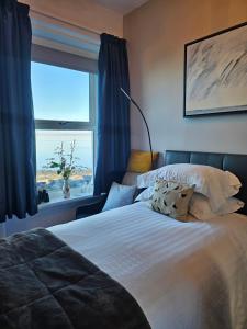 莫克姆布罗德沃特旅馆的一间卧室设有一张床,享有海景