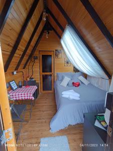 Glamping refugio Gaia客房内的一张或多张床位