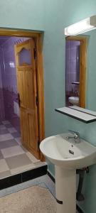 瓦尔扎扎特Residence Adnan luxury Appartments的一间带水槽和镜子的浴室