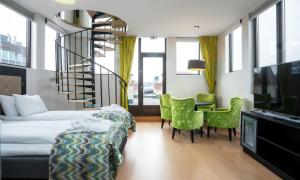 奥斯陆斯洛茨帕肯松恩酒店的酒店客房设有床和螺旋楼梯。