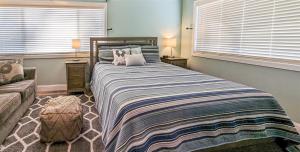 安吉利斯港PA Blue Harbor的一间卧室配有一张大床和两个枕头