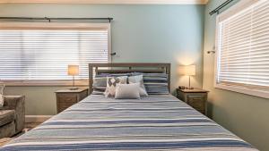 安吉利斯港PA Blue Harbor的一间卧室配有一张蓝色和白色条纹的床