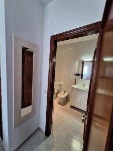 迈阿密普拉特亚Apartamento California 3的一间带卫生间、水槽和门的浴室