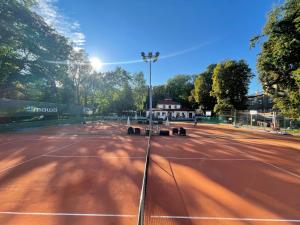 琴斯托霍瓦Włodary Tennis Junior的网球场上设有长凳