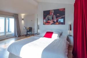 蒙特勒蒙特勒莎啦啦酒店的卧室配有一张带红色窗帘的大型白色床