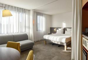 巴黎B&B HOTEL Paris Nord 18ème的酒店客房,配有床和沙发