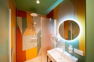 阿姆斯特丹经济型旅游酒店的色彩缤纷的浴室设有水槽和镜子