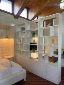 亚的斯亚贝巴Social House的卧室配有一张位于床边的白色书架