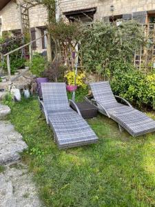 SongesonAux Lacs et Cascades的两个空的长椅坐在院子里的草地上