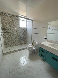 科帕卡巴纳Hostal Alvasar的浴室配有卫生间、盥洗盆和淋浴。