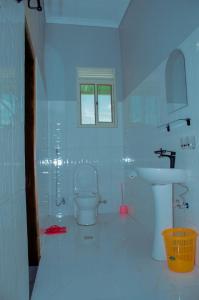 布琼布拉Kinindo Light Hotel的白色的浴室设有卫生间和水槽。