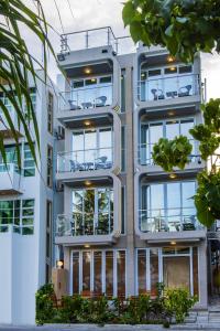 胡鲁马累维斯塔海滩休憩酒店的公寓大楼设有阳台和植物