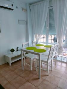 马德里San Centro Airport IFEMA Wizink Metropolitano Apartments的白色的用餐室配有白色的桌椅