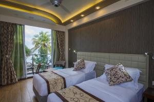 胡鲁马累维斯塔海滩休憩酒店的酒店客房设有两张床和一个阳台。