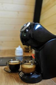 伯伊莱图什纳德Macko’s cabin的桌上的咖啡壶和两杯咖啡