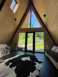 伯伊莱图什纳德Macko’s cabin的阁楼间设有大窗户和一张床