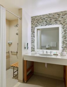 丹佛威斯汀丹佛国际机场酒店的一间带水槽和镜子的浴室