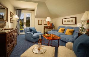 威廉堡英威尔洛奇城堡酒店的客厅配有蓝色椅子和沙发