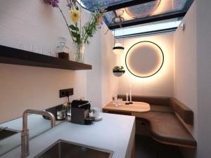 阿姆斯特丹vondice hotel的浴室设有水槽和墙上的镜子
