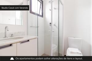 圣保罗Charlie Harmonia Vila Madalena的带淋浴、盥洗盆和卫生间的浴室
