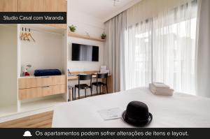 圣保罗Charlie Harmonia Vila Madalena的一间设有一张带帽子的床的房间