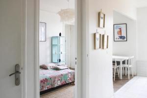 Le Pré-Saint-GervaisWell Equipped 40m Apartment Near Paris的一间卧室配有一张床和一个蓝色的橱柜