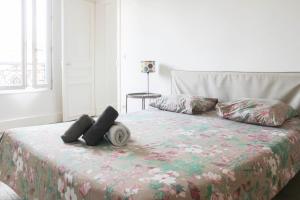 Le Pré-Saint-GervaisWell Equipped 40m Apartment Near Paris的一间卧室配有带2个枕头的床