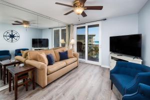 沃尔顿堡滩Nautilus 2609 Gulf View 2 Bedroom 6th Floor Free Beach Service的带沙发和平面电视的客厅