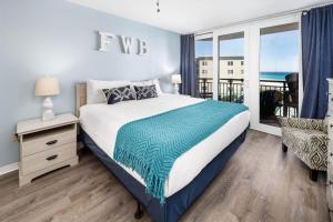 沃尔顿堡滩Nautilus 2609 Gulf View 2 Bedroom 6th Floor Free Beach Service的一间卧室设有一张床和一个海景阳台