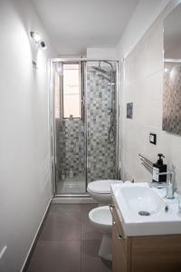 卡塔尼亚Ruggero Settimo - Holiday Houses的带淋浴、卫生间和盥洗盆的浴室