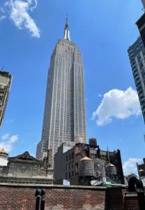 纽约Empire Broadway Retreats的一座高大的建筑,上面有十字架