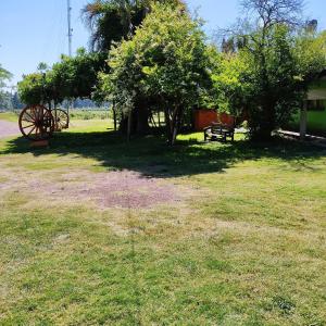 米纳斯Posada Esperanza的草地上种有长凳和树木的公园