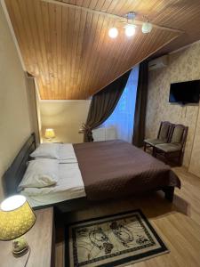 波利亚纳丽乐雅酒店的卧室配有床、椅子和窗户。